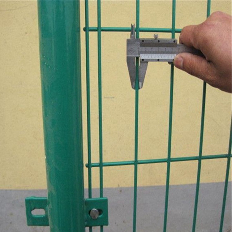 雙邊絲護欄網(wǎng)用在高速公路上也是比較廣泛的